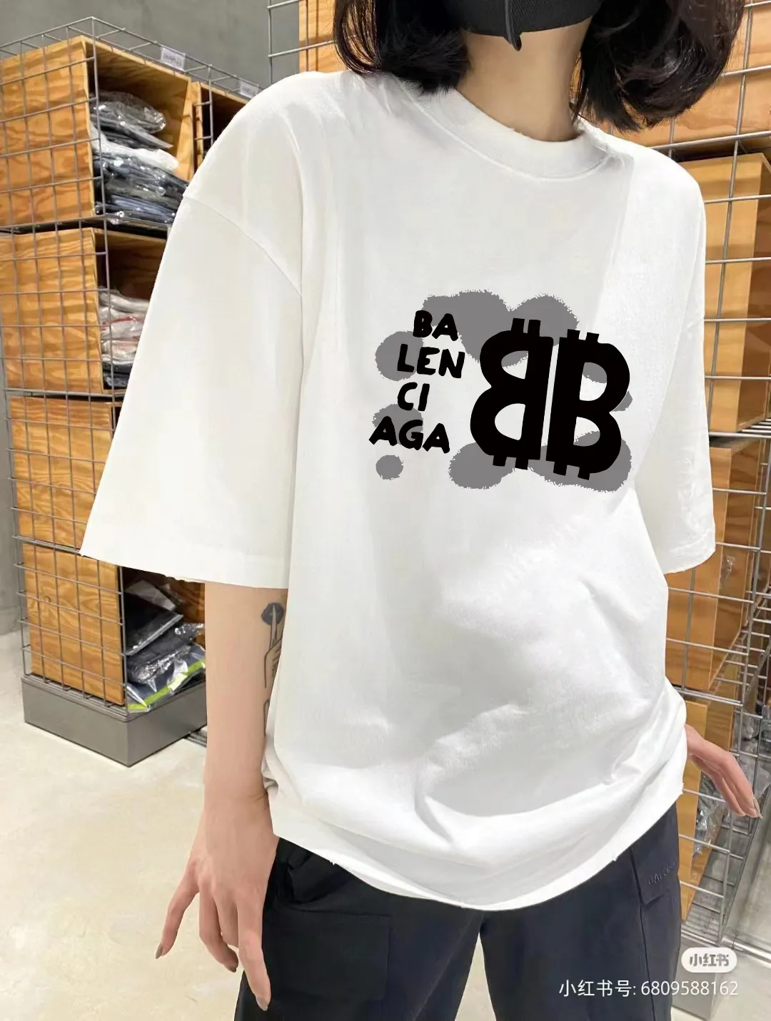 P80✨🔥 BALENCIAGA Paris lettering printed short-sleeved T-shirt. Custom-woven and dyed 300 grams of combed cotton heavyweight fabric. Zero color difference in threads. Perfect details. Different from the current currency version. Welcome to compare. Same Style for men and women. Must-sell in the picture above. Color: White Black Size: 1 2 3 4
